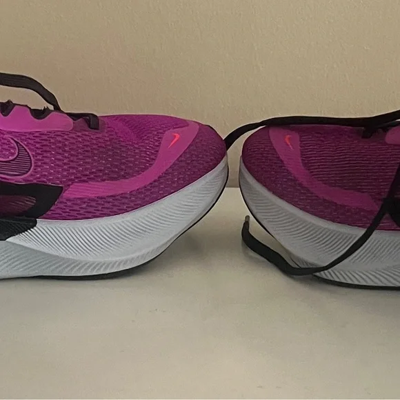 Nike Pink and Black Athletic Shoes for Performance - Picture 4 of 7